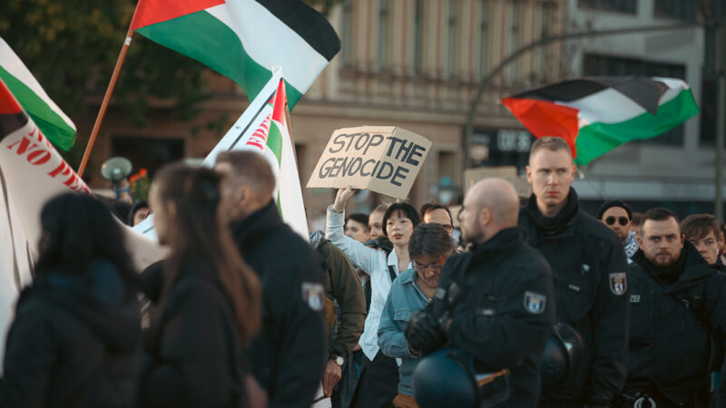„Nie wieder“ für alle – Studie offenbart: Staatsräson und bedingungslose Solidarität mit Israel wird nur von Minderheit unterstützt!
